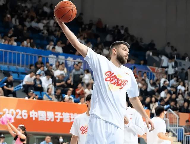 bob半岛体育-19投狂砍32分16板！广东救火大外援首秀大放异彩，杜锋验货成功